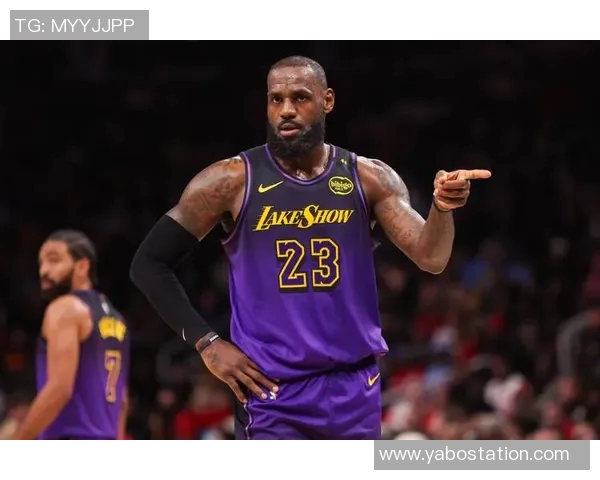 雷迪克透露詹姆斯本周积极参与个人训练提升状态 雷迪克透露詹姆斯本周积极参与个人训练提升状态