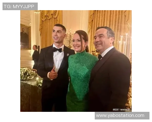 C罗与乔治娜马斯克因凡蒂诺在白宫合影留念引发热议 C罗与乔治娜马斯克因凡蒂诺在白宫合影留念引发热议