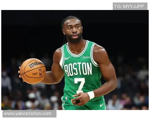 杰伦布朗上半场火力全开狂砍27分5篮板5助攻3抢断三分球命中率惊人