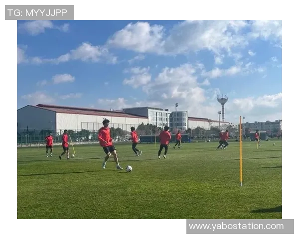 上海海港B队抵达昆明海埂基地开启三周冬训备战新赛季 上海海港B队抵达昆明海埂基地开启三周冬训备战新赛季